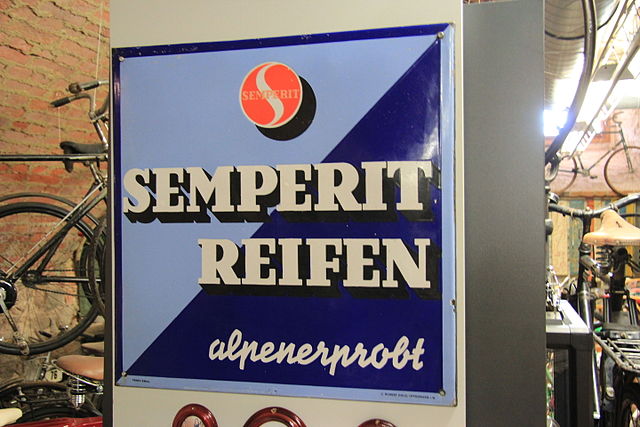 Старый рекламный щит шин Semperit